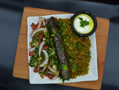 Kabbab más 2 guarniciones y 1 salsa