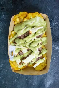 Tostones con Nuestra Carne de Hamburguesa 🍟🥩