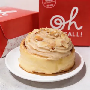 Almendra Cinnamon Roll