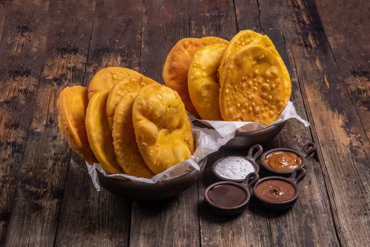 12 sopaipillas y 2 salsas Dulces