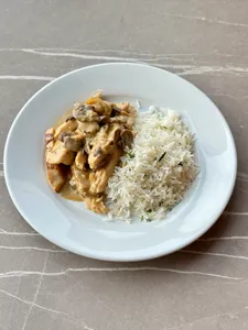 Strogonoff de pollo con arroz basmati