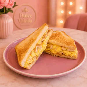 Sándwich de huevo con pollo