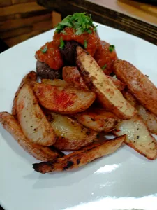 Albondigas de porotos con papas horneadas