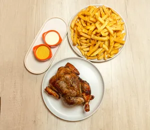 1 Pollo + papas fritas + salsas