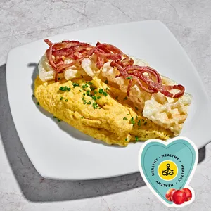 Waffle de pandeyuca con huevo y tocineta