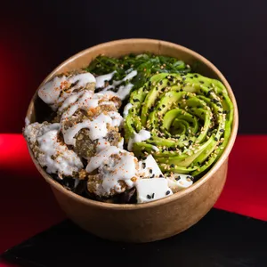 Gohan Veggie Acevichado Maestro Bowl VEGETARIANO con Champiñón Apanado, Salsa Acevichada Vegana, roseta de palta fresca y queso crema sobre arroz. Sakai Sushi Providencia.