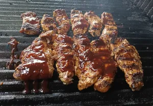 1KG Costillitas asadas al grill bañadas con tu aderezo favorito 4 PERSONAS