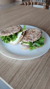 Twins saludables sandwich con guacamole jamón de pavo y queso panela con lechuga y jitomate