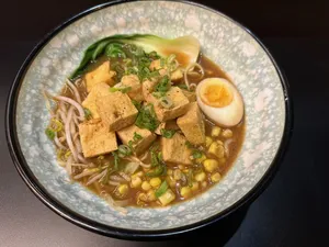 Ramen de Tofu frito con huevo