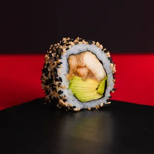 California Tori Roll Golden envuelto en sésamo negro, relleno de pollo teriyaki y palta. Sakai Sushi Providencia.