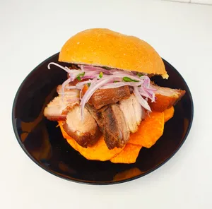 Pan con Chicharrón