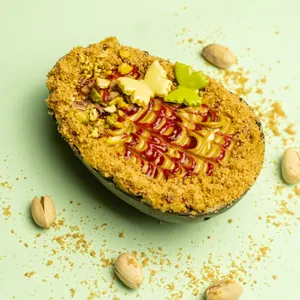 Medio huevo de Pistacho y Frambuesa