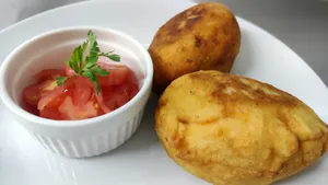 Papas gratinadas + entrada y postre.