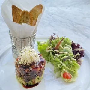 Tartar de atún y palta acompañado de tostadas