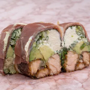 SIN ARROZ: salmon panko, queso,palta y cebollin envuelto en jamon serrano.