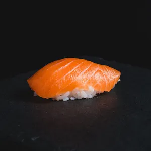 Nigiri de salmón