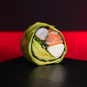 Avocado Oriental Roll Golden Sin Arroz, envuelto en palta, relleno de salmón, camarón y queso crema. Sakai Sushi Providencia.