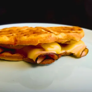 Waffle queso jamón