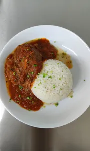 Vacuno pomodoro + entrada y postre.