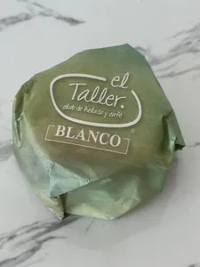 Alfajor de Manjar, bañado en Chocolate Blanco.