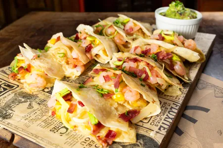 Quesadilla camarón tocino