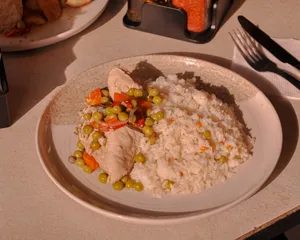 Almuerzo - Pollo arverjado con arroz o papas rústicas 450g