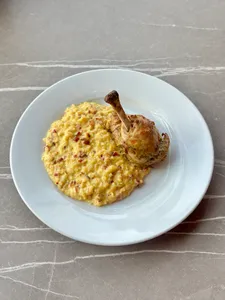 Trutro de pollo asado con cremoso de mote