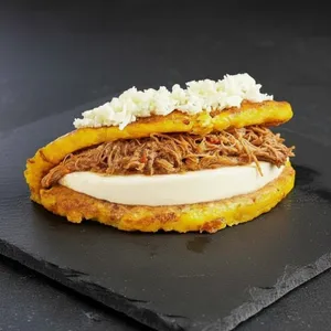 Cachapa Pelua (Carne mechada&Queso)