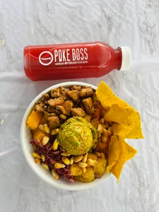 Moa chicken poke mediano + limonada de hierba luisa