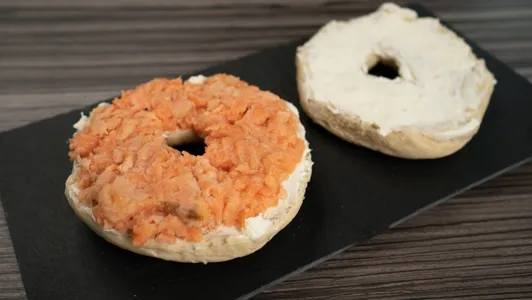 Bagel Salmón Ahumado y Queso Crema