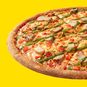 Pizza Pollo Pesto con pollo, pesto, tomate, queso mozzarella y salsa de tomate.