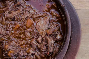 Mechada Clásica Deshilachada al Vino Tinto (1 Kg)