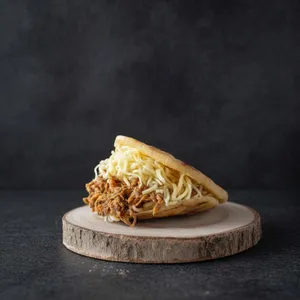 Arepa Pelua (Carne mechada&Queso)