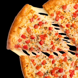 Pizza Border Queso Pepperoni con borde relleno de queso bañado en nuestra salsa de ajo parmesano, tomates en cubos, mozzarela  salsa de tomate y un toque de orégano parmesano.