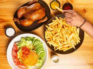 1/2 POLLO CON PAPAS + ENSALADA