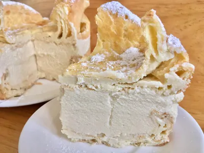Rebanada pastel de profiterol