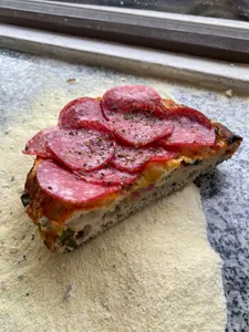 Trozo individual Salame y cebolla fresca