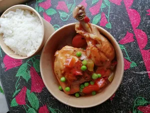 Pollo arvejao' con arroz