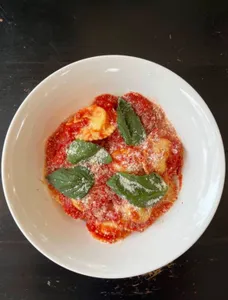 Sorrentinos ricotta y espínaca al Pomodoro y Albahaca