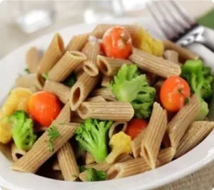 Ensalada de pasta integral y pollo