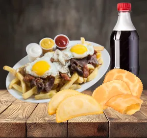 Chorrillana para 2 ( carne de vacuno, cebolla caramelizada, dos huevos fritos y choricillo) + 6 empanaditas 1/2 luna + bebida 1.5 lts.