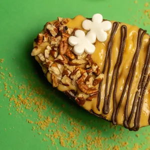 Medio huevo de Manjar y pecanas