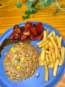 Arroz al wok + Costilla + Papas Fritas