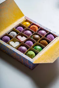 Caja de bombones y trufas del mes morado (16 unidades)