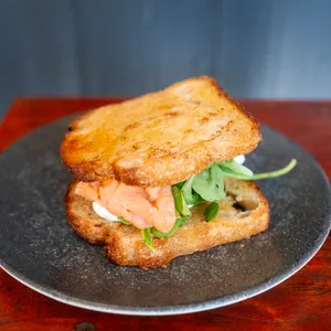 Salmón, rucula y queso crema