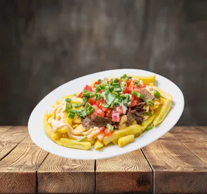 Papas fritas siempre crujientes y con un acompañamiento que te encantara. Salsa  de queso cheddar, carne sazonada, tomate,salsa ácida y verdeo de cebollin