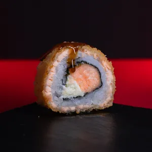 Roll Furai Sake Roll con arroz, envuelto en salmón y panko, relleno de salmón y queso crema, con salsa unagui. Sakai Sushi Providencia.