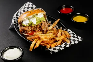 Doña Italia + Papas LFC