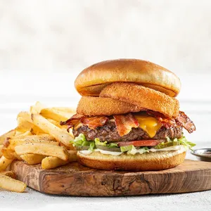 Southern Burger + papas fritas