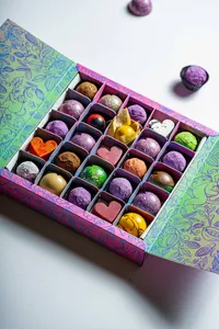 Caja de bombones y trufas del mes morado (25 unidades)